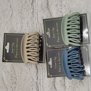 Three strong claw clips in matte colors
